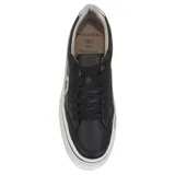 Championes urbanos Democrata modelo Yane, color blanco con detalle de logo lateral en azul marino y refuerzo en el talón color marrón. Presentan cierre con cordones y suela de goma texturizada.