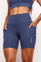 Short tipo biker de tiro alto, diseñado para running y entrenamiento. Confeccionado en tejido técnico de alta performance con bolsillos laterales funcionales y bolsillo interno en la cintura. Presenta detalles reflectivos y costuras estratégicas para mayor libertad de movimiento.