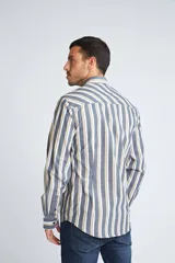 Camisa de manga larga con cuello clásico y cierre frontal abotonado. Presenta un estampado de cuadros en tonos azul marino y rojo. Confeccionada en algodón, cuenta con un corte slim fit y logo bordado en el pecho.