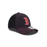 Gorro New Era modelo 39Thirty de los Boston Red Sox, color negro con logo bordado en rojo y blanco.