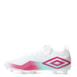 Championes de fútbol Umbro Vibe HG para hombre, diseñados para césped natural. Presentan una capellada sintética de alta resistencia en color negro con detalles degradados en gris y el logo de la marca en el lateral. Cuentan con cierre de cordones y suela con tapones estratégicos para mayor tracción.