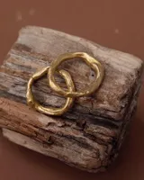 Anillo de diseño artesanal con textura orgánica e irregular, disponible en bronce, alpaca o plata 925. Se vende por unidad y es ideal para combinar con otros anillos.