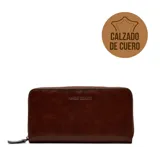 Billetera rectangular de cuero color marrón, con cierre perimetral y logo de la marca grabado en el frente.