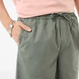 Bermuda chino color verde militar, de corte clásico con bolsillos laterales y cintura ajustable con cordón.