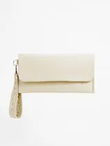 Sobre de cuero color beige, con solapa frontal y correa de muñeca desmontable decorada con tachas metálicas.