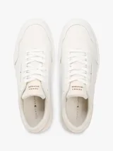 Zapatillas de baloncesto Tommy Hilfiger de corte bajo, color blanco con paneles de ante en mezcla de texturas a tono y suela bitonal de goma. Presenta cordones al tono, detalles de ventilación y el logo de la marca en relieve en el lateral.
