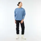 Pantalón de jogging de corte recto, confeccionado en tejido de punto piqué color negro. Presenta cintura elástica con cordón ajustable, bolsillos laterales y puños elásticos en los tobillos.