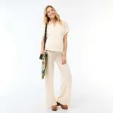 Pantalón de maternidad de punto con diseño de rayas sutiles en color blanco, corte recto y holgado, ideal para la comodidad durante el embarazo.