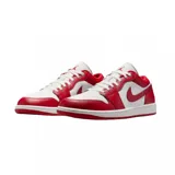 Championes Nike Air Jordan 1 Low, modelo clásico de corte bajo en color blanco y rojo, confeccionados en cuero sintético, con el icónico logo de las alas en el talón y el swoosh lateral en contraste.