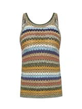 Remera sin mangas de crochet rayada en tonos multicolor, con cuello redondo y diseño fresco de tejido abierto.