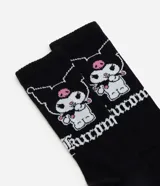 Medias de caña larga color negro con estampado del personaje Kuromi de Sanrio y tipografía gótica.