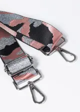 Correa para cartera con estampado camuflado en tonos gris, negro y plateado, con herrajes metálicos plateados.