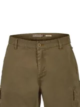 Bermuda cargo de color verde militar, con bolsillos laterales con solapa, bolsillos delanteros y traseros, confeccionada con tecnología Natural Flex para mayor comodidad y libertad de movimiento.