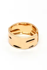 Brazalete rígido color dorado de diseño ancho y superficie con textura ligeramente irregular.