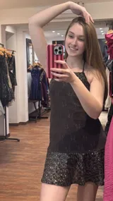 Vestido bordó con escote halter, cuello alto y volado en el ruedo.
