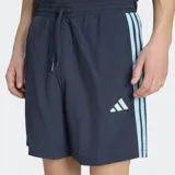 Short deportivo Adidas color azul marino con las icónicas tres rayas en celeste a los costados y logo de la marca bordado en el frente. Cuenta con cintura elástica con cordón de ajuste.