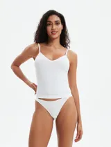 Musculosa blanca de tejido acanalado, con escote en V y tirantes finos.