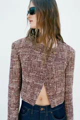Chaqueta corta de tweed de Zara Woman Collection, en tonos bordó y multicolor, con cuello redondo, manga larga con botones en los puños y cierre frontal cruzado.