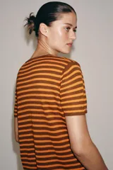 Top de punto de cuello redondo y manga corta, con diseño de rayas horizontales en tonos marrón y naranja.