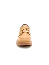 Zapato tipo náutico Caterpillar, color amarillo, confeccionado en nubuck con cordones al tono y suela de goma dentada para mayor tracción.