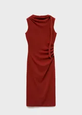 Vestido midi entallado color ladrillo con cuello barco, sin mangas, detalle de nudo en el hombro, fruncidos laterales y forro interior.