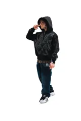 Hoodie con cierre frontal, color negro, con estampado gráfico de hojas de acanto en color blanco que recorre el frente y las mangas. Cuenta con bolsillos laterales y cierre metálico.