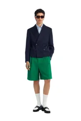 Bermuda cargo relaxed fit color azul marino, de tiro medio con pliegues frontales y presillas para cinturón. Cuenta con bolsillos laterales tipo cargo en las perneras y cierre frontal con cremallera y gancho metálico oculto.