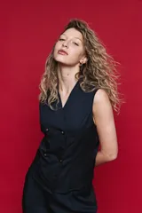 Chaleco de corte entallado con escote en V y cierre cruzado con doble botonadura. Diseño sin mangas con terminación levemente evasé.