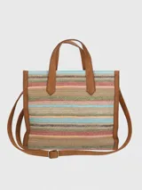 Cartera tipo tote de Hush Puppies con diseño de rayas horizontales multicolores en tejido de fibras naturales. Presenta detalles en cuero sintético color suela en los bordes, manijas y etiqueta colgante con el logo de la marca. Incluye placa metálica dorada con el nombre de la marca en la parte inferior.