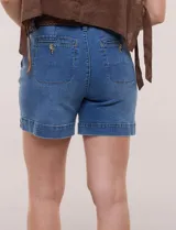 Short de algodón color beige, con pretina con pasadores, botón y cierre, bolsillos delanteros y bolsillos traseros abotonados. Incluye cinturón trenzado marrón.