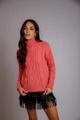 Suéter tejido de punto trenzado color salmón, con cuello alto y mangas largas. Corte ajustado al cuerpo.