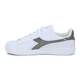 Championes urbanos Diadora modelo Knock On, color blanco, con logo lateral en material glitter gris oscuro. Presentan cordones blancos y suela de goma blanca.
