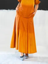 Falda larga azul con efecto degradado en verde, de corte a la cintura con dos bolsillos laterales y cierre invisible. Confeccionada en algodón tipo seda y teñida a mano.