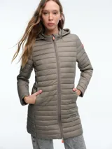 Campera larga acolchada color gris oscuro, con capucha fija, cierre frontal de cremallera de dos vías y diseño ligero con relleno sintético aislante.