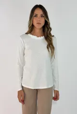 Remera de manga larga con cuello redondo y detalle de terminación desflecada en el escote.