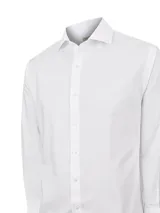 Camisa de manga larga color blanco de la marca RKF, modelo Wortravel. Cuenta con cuello italiano, cierre frontal de botones y un sutil logo bordado en el pecho.