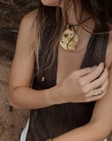 Anillo plateado con forma de esqueleto de costillas.