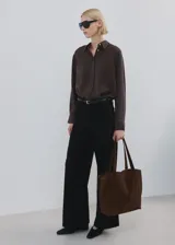 Jeans de corte recto y tiro medio-alto, color negro, confeccionados 100% en algodón.