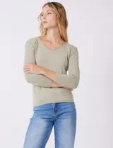 Buzo de tejido fino con escote en V y mangas tres cuartos. Presenta un diseño liso y entallado, ideal para un look casual y versátil.