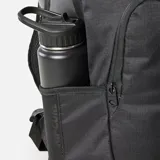 Mochila Rip Curl modelo Ozone de 30 litros, color negro, con compartimento principal y bolsillo frontal con cierre. Presenta un parche con el logo de Rip Curl en la parte superior.