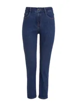 Jean de denim azul oscuro, corte recto, tiro alto y largo a la pantorrilla.