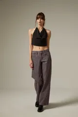 Pantalon de jean gris de corte recto y tiro bajo, con detalle de strass aplicado en toda la superficie frontal.