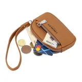 Monedero de mano con diseño rectangular y textura granulada, marca Lincoln's. Cuenta con cierre perimetral, bolsillo frontal con cierre y correa de muñeca integrada.