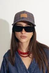 Lentes de sol con armazón rectangular de carey oscuro y cristales degradados. Cuentan con protección UV400 y están fabricados en policarbonato.
