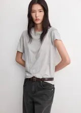 Jeans de tiro medio con diseño de pernera recta y estilo vaquero clásico. Cuenta con cinco bolsillos, trabillas para cinturón y cierre frontal con botón y cremallera.