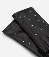 Guantes de cuero sintético color negro, con diseño de tachuelas metálicas doradas distribuidas en el dorso. Cuentan con forro interior para mayor calidez.