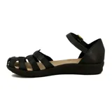 Sandalia casual para mujer con talón cerrado y capellada de tiras entrelazadas en tonos tostado y marrón. Cuenta con suela plana oscura y tira ajustable con hebilla metálica al tobillo.