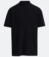 Remera de corte relaxed confeccionada en algodón, con cuello redondo ligeramente alto, mangas cortas y sisas desplazadas.