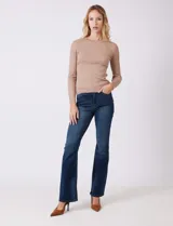 Buzo de tejido acanalado, con cuello redondo y mangas largas, de calce ajustado al cuerpo.