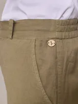 Pantalon de corte recto y tiro medio, confeccionado en una mezcla de algodon y lino. Presenta cierre frontal con boton y bolsillos laterales.